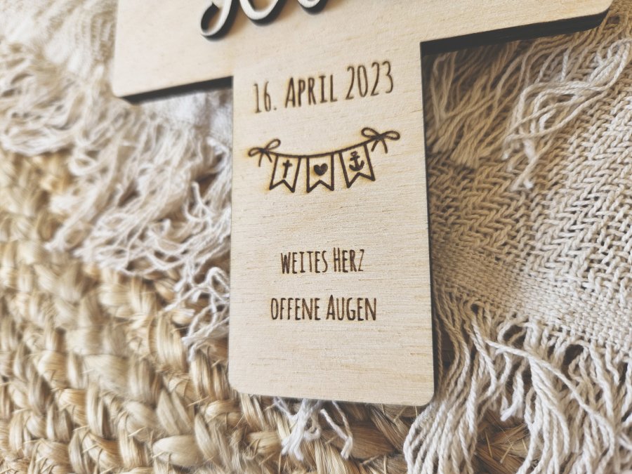 Kreuz Kommunion Konfirmation mit individueller Lasergravur und Schriftzug "Klara" Kreuz Kommunion Konfirmation mit individueller Lasergravur und Schriftzug "Klara"