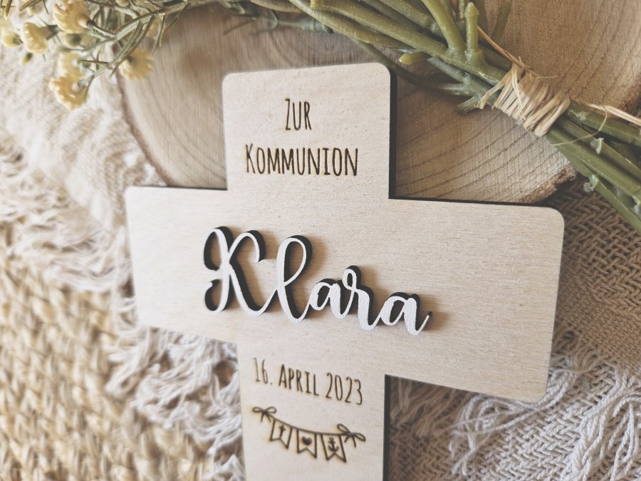 Kreuz Kommunion Konfirmation mit individueller Lasergravur und Schriftzug "Klara"