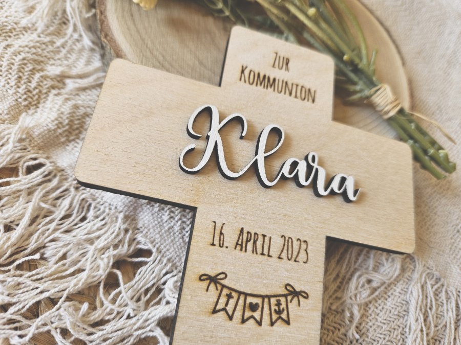 Kreuz Kommunion Konfirmation mit individueller Lasergravur und Schriftzug "Klara" Kreuz Kommunion Konfirmation mit individueller Lasergravur und Schriftzug "Klara"