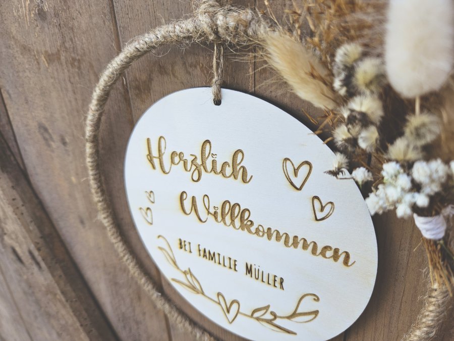 Holzschild mit Jute-Hoop "Herzlich Willkommen 1" mit individueller Gravur Holzschild mit Jute-Hoop "Herzlich Willkommen 1" mit individueller Gravur