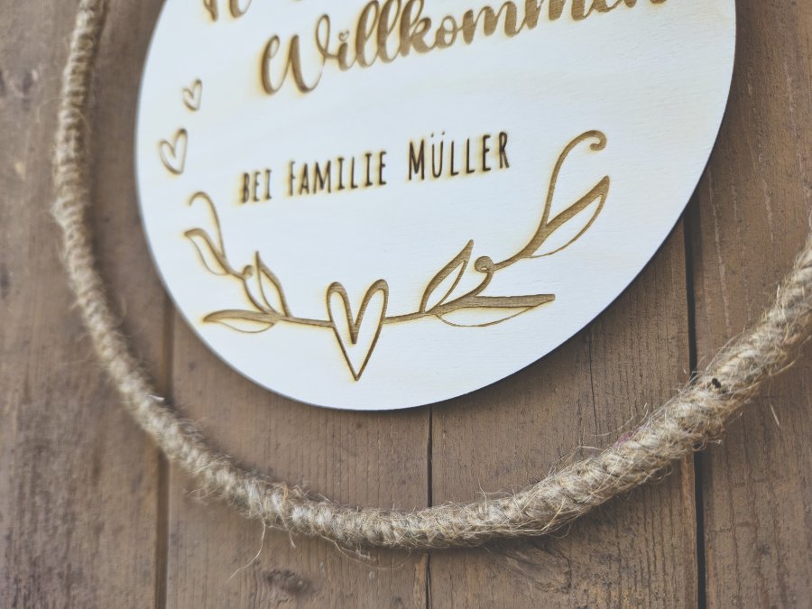 Holzschild mit Jute-Hoop "Herzlich Willkommen 1" mit individueller Gravur Holzschild mit Jute-Hoop "Herzlich Willkommen 1" mit individueller Gravur