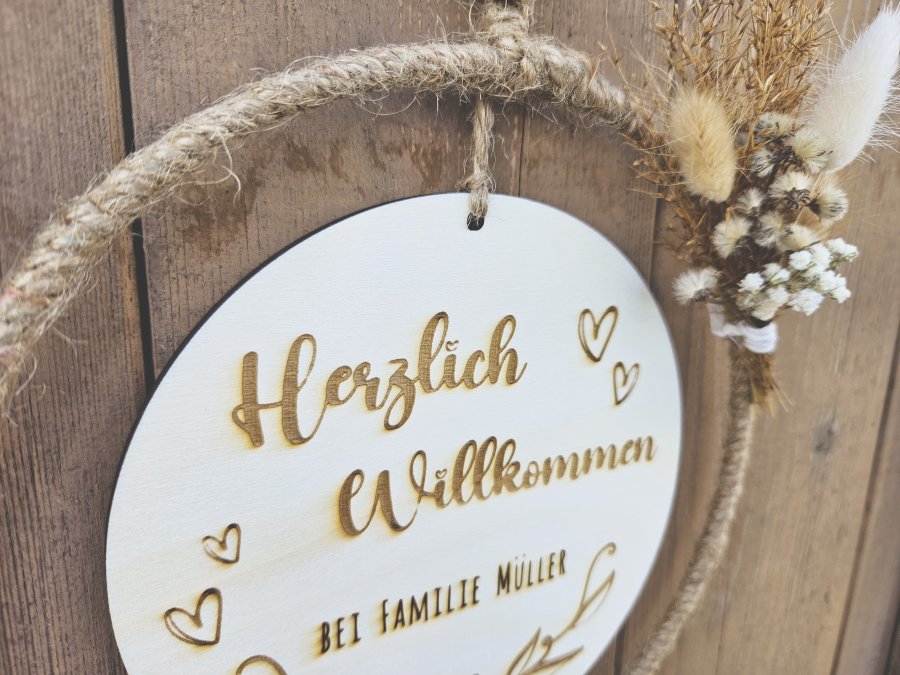 Holzschild mit Jute-Hoop "Herzlich Willkommen 1" mit individueller Gravur Holzschild mit Jute-Hoop "Herzlich Willkommen 1" mit individueller Gravur