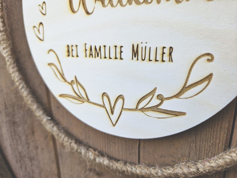 Holzschild mit Jute-Hoop "Herzlich Willkommen 1" mit individueller Gravur Holzschild mit Jute-Hoop "Herzlich Willkommen 1" mit individueller Gravur