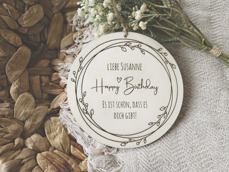 Holzschild "Happy Birthday 1" mit individueller Gravur aus Holz Holzschild "Happy Birthday 1" mit individueller Gravur aus Holz