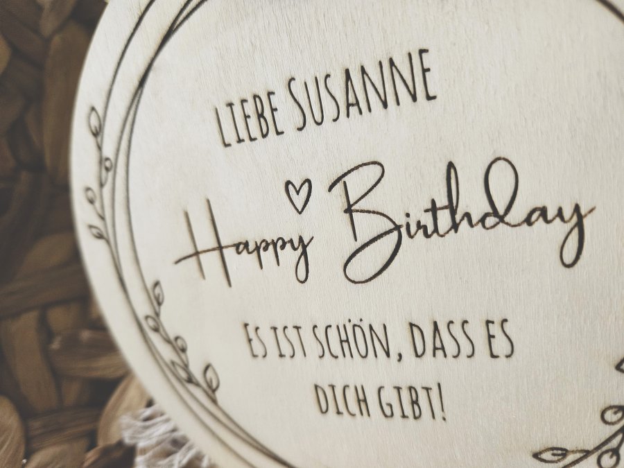 Holzschild "Happy Birthday 1" mit individueller Gravur aus Holz Holzschild "Happy Birthday 1" mit individueller Gravur aus Holz