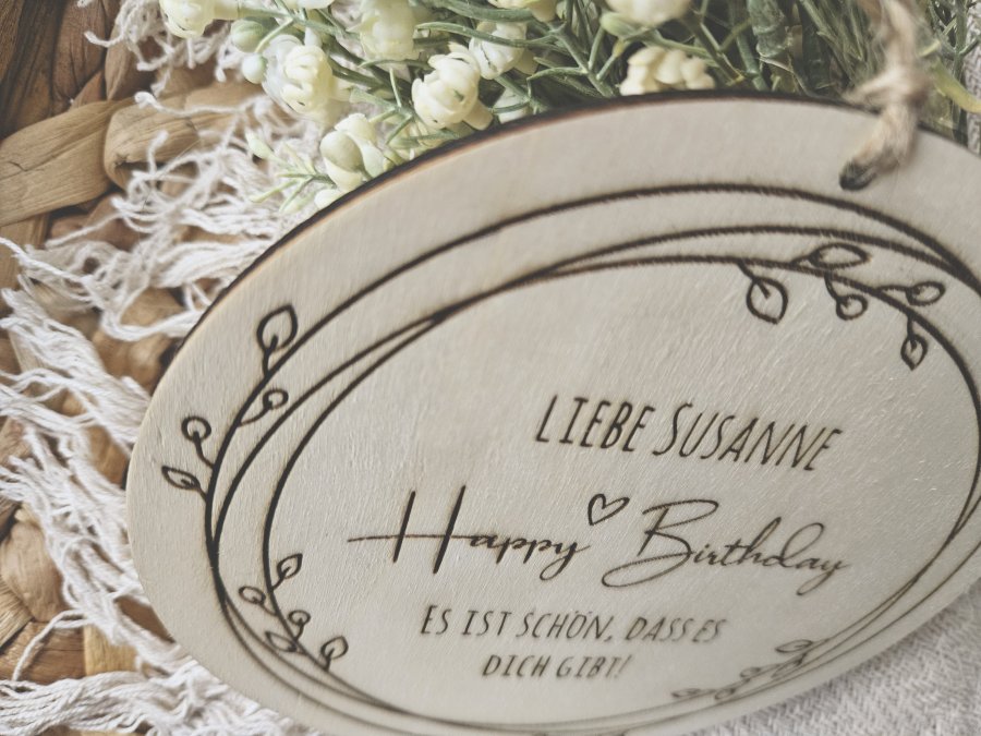 Holzschild "Happy Birthday 1" mit individueller Gravur aus Holz Holzschild "Happy Birthday 1" mit individueller Gravur aus Holz