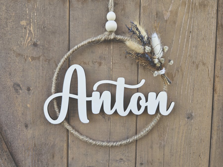 Namensschild "Anton" aus Holz mit Jute-Hoop und Trockenblumen Namensschild "Anton" aus Holz mit Jute-Hoop und Trockenblumen