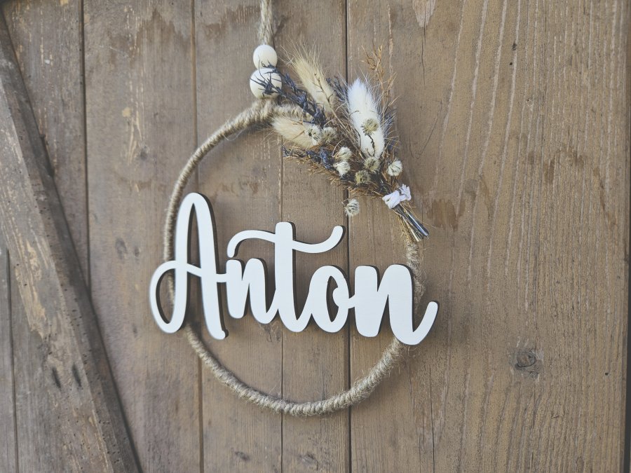 Namensschild "Anton" aus Holz mit Jute-Hoop und Trockenblumen Namensschild "Anton" aus Holz mit Jute-Hoop und Trockenblumen