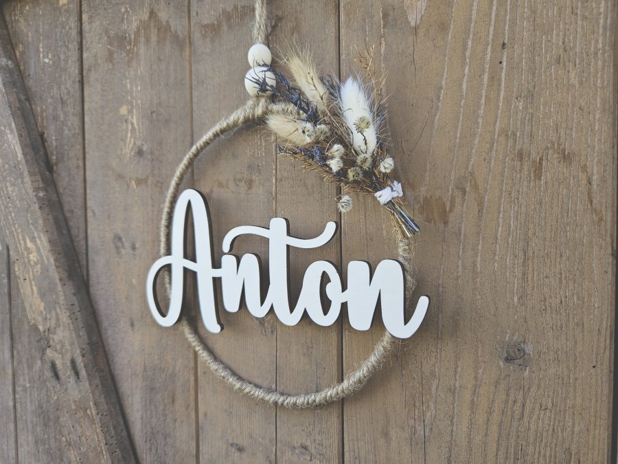 Namensschild "Anton" aus Holz mit Jute-Hoop und Trockenblumen