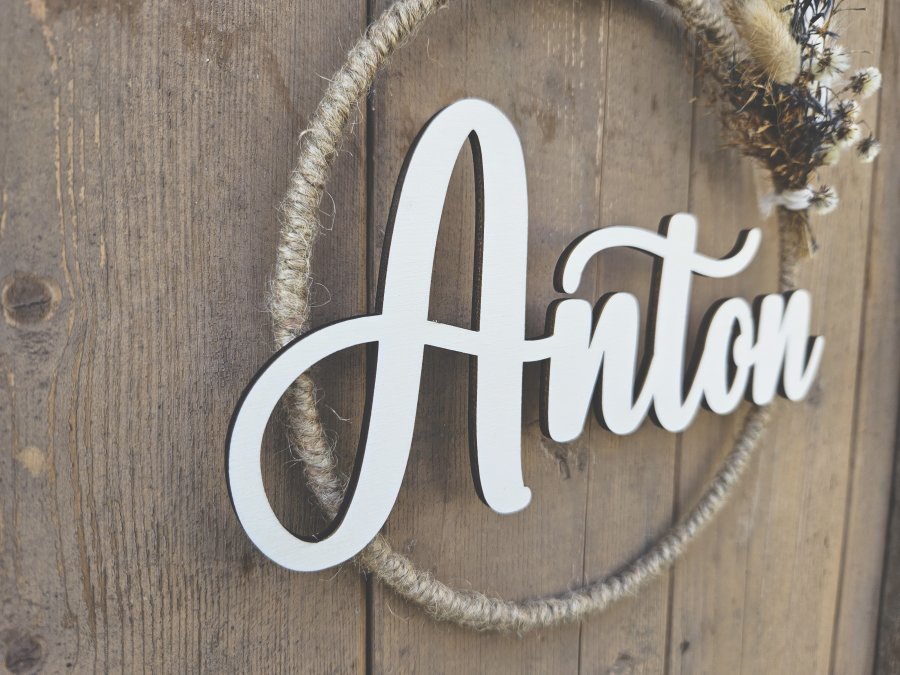 Namensschild "Anton" aus Holz mit Jute-Hoop und Trockenblumen Namensschild "Anton" aus Holz mit Jute-Hoop und Trockenblumen