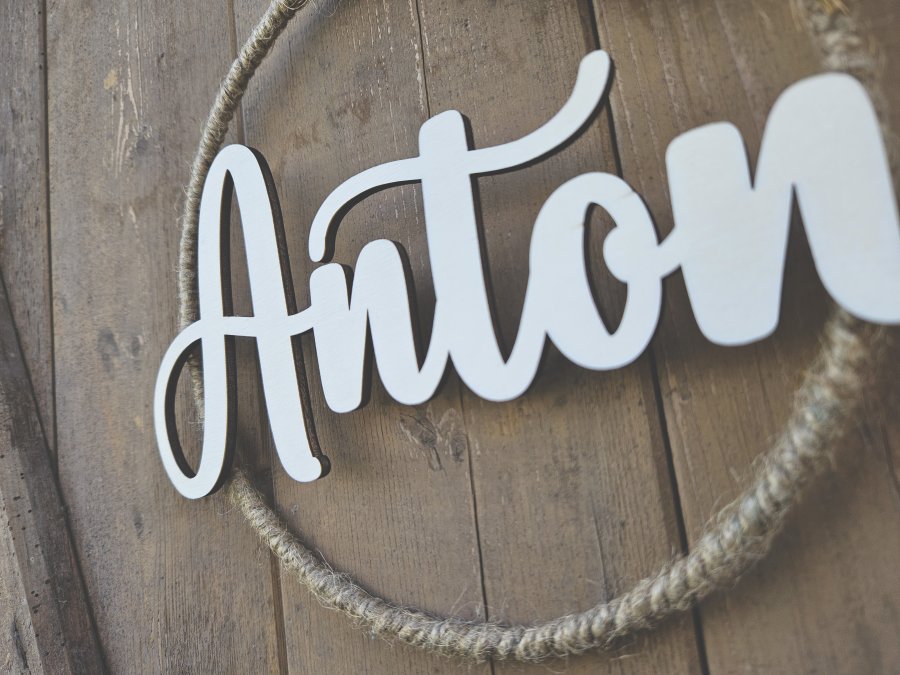 Namensschild "Anton" aus Holz mit Jute-Hoop und Trockenblumen