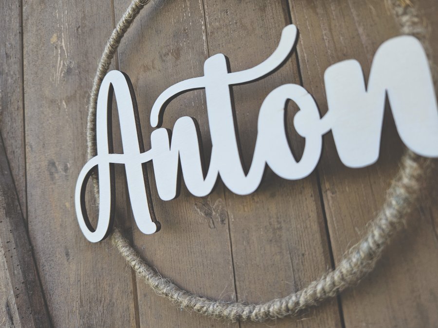 Namensschild "Anton" aus Holz mit Jute-Hoop und Trockenblumen Namensschild "Anton" aus Holz mit Jute-Hoop und Trockenblumen