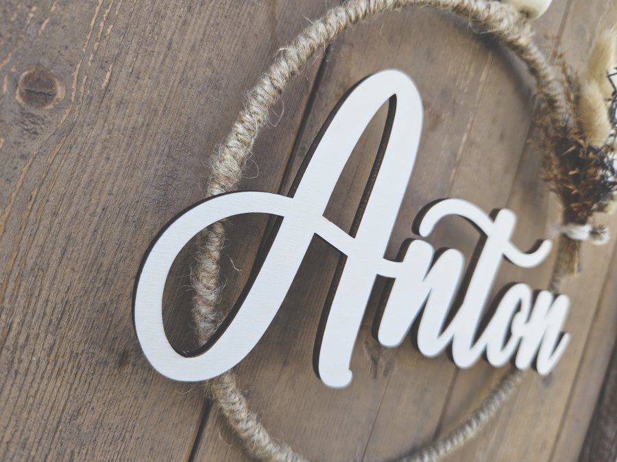 Namensschild "Anton" aus Holz mit Jute-Hoop und Trockenblumen Namensschild "Anton" aus Holz mit Jute-Hoop und Trockenblumen
