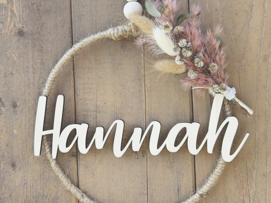 Namensschild "Hannah" aus Holz mit Jute-Hoop und Trockenblumen Namensschild "Hannah" aus Holz mit Jute-Hoop und Trockenblumen