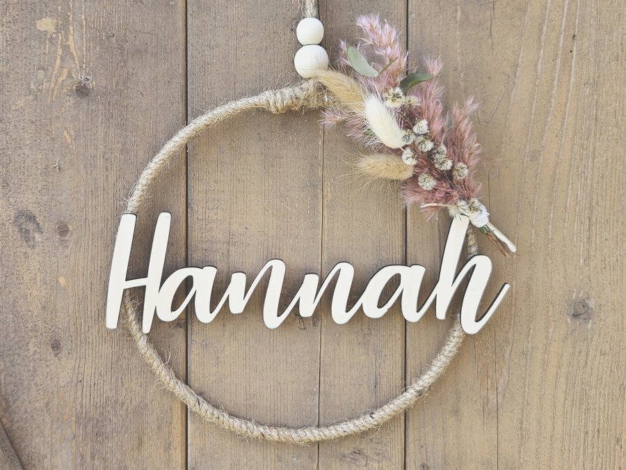 Namensschild "Hannah" aus Holz mit Jute-Hoop und Trockenblumen