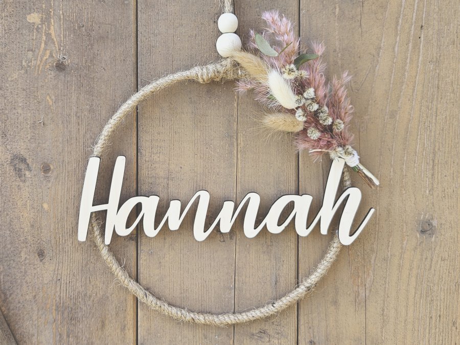 Namensschild "Hannah" aus Holz mit Jute-Hoop und Trockenblumen Namensschild "Hannah" aus Holz mit Jute-Hoop und Trockenblumen