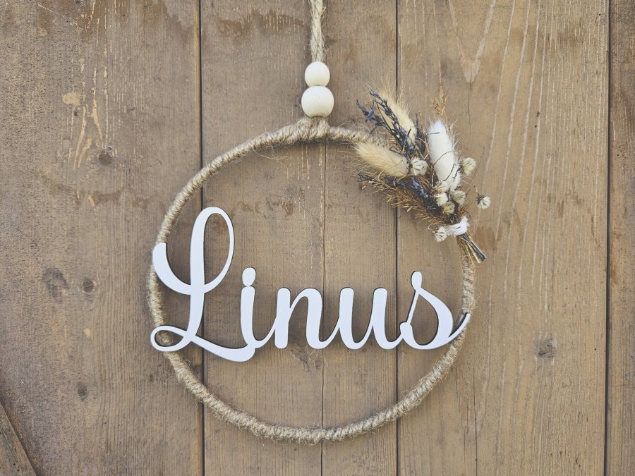 Namensschild "Linus" aus Holz mit Jute-Hoop und Trockenblumen