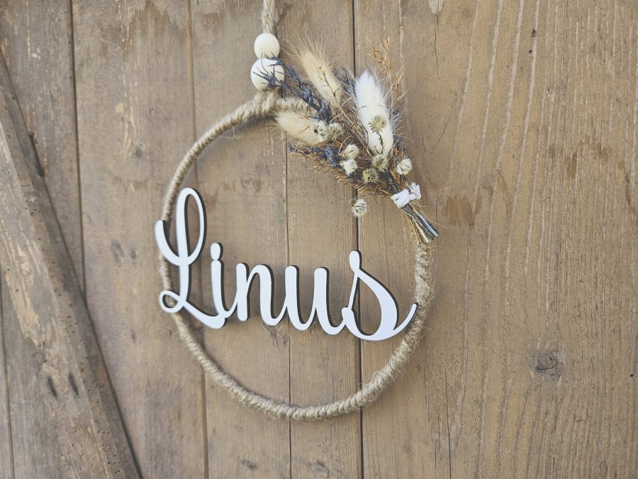 Namensschild "Linus" aus Holz mit Jute-Hoop und Trockenblumen