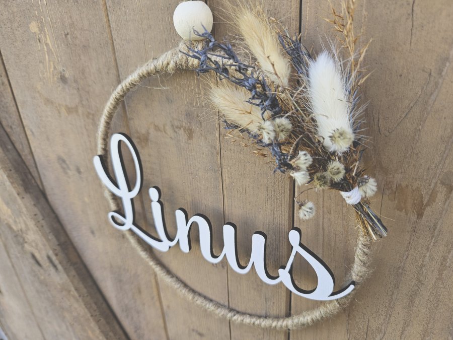 Namensschild "Linus" aus Holz mit Jute-Hoop und Trockenblumen