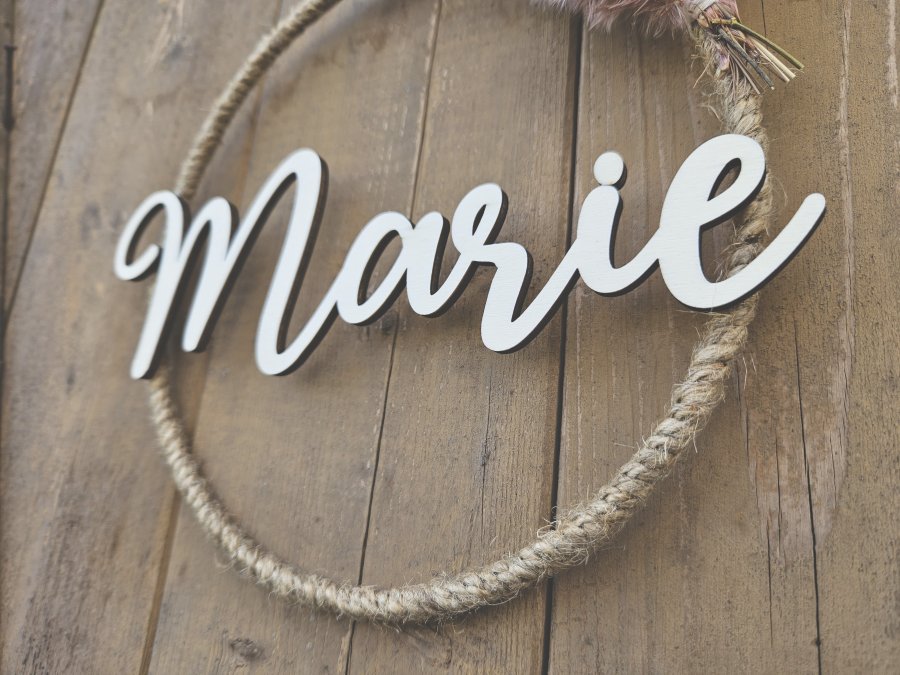 Namensschild "Marie" aus Holz mit Jute-Hoop und Trockenblumen
