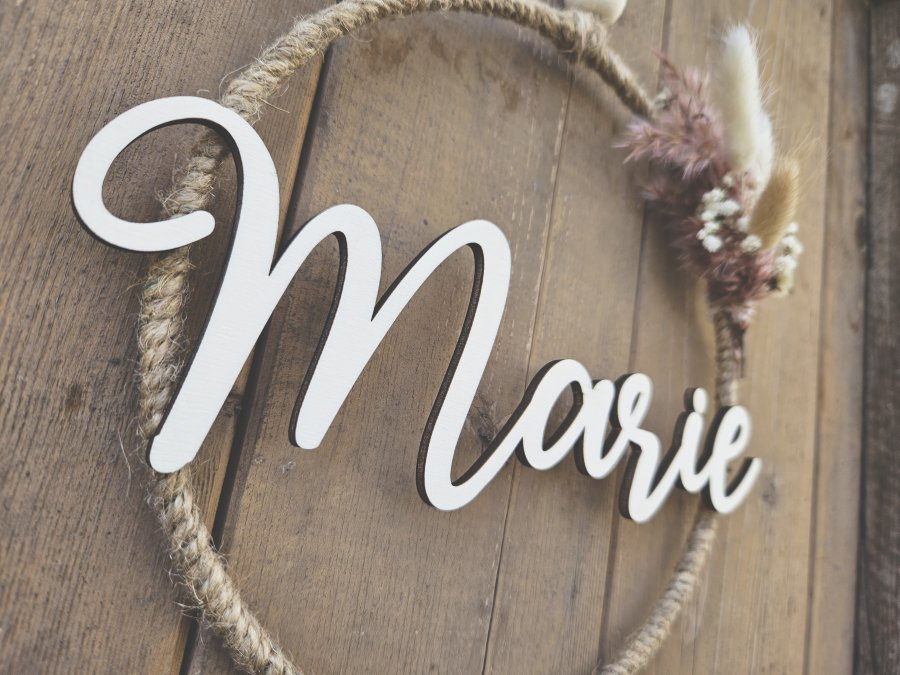 Namensschild "Marie" aus Holz mit Jute-Hoop und Trockenblumen