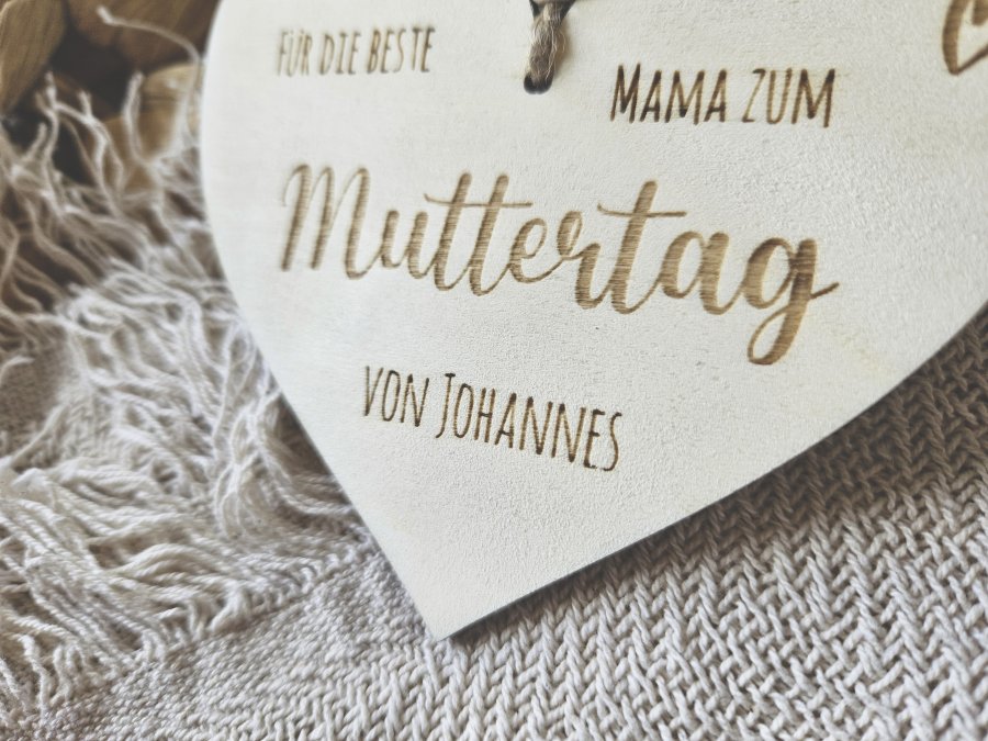 Holzschild "Muttertag 1" mit individueller Gravur aus Holz