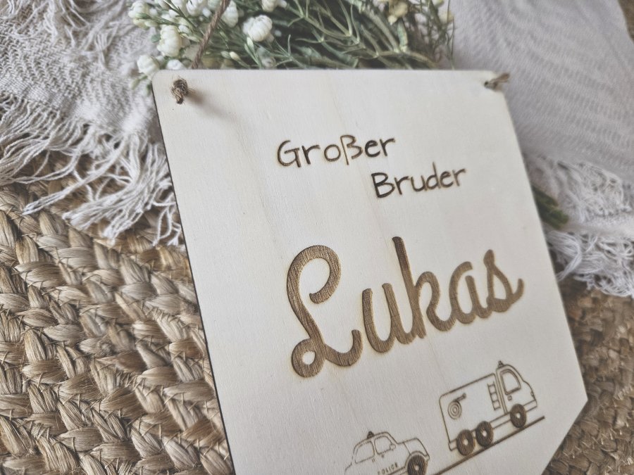 Holzschild Wimpel "Lukas" mit individueller Gravur aus Holz