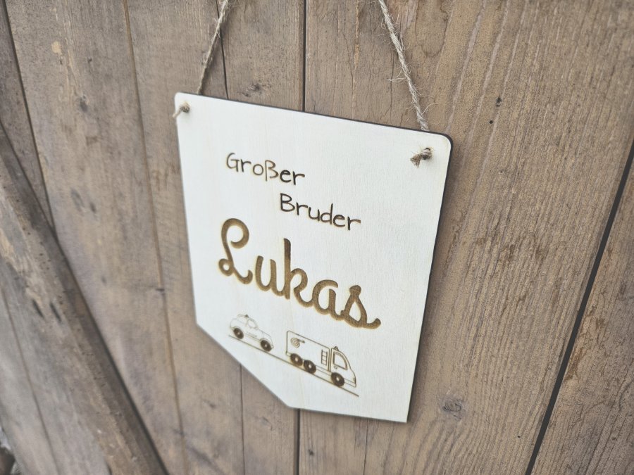 Holzschild Wimpel "Lukas" mit individueller Gravur aus Holz
