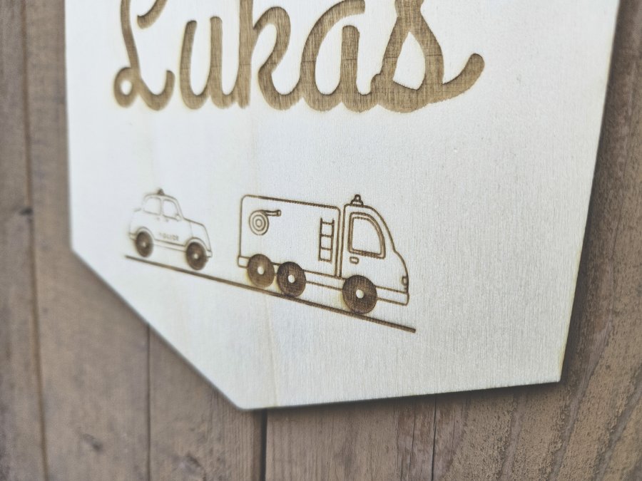 Holzschild Wimpel "Lukas" mit individueller Gravur aus Holz