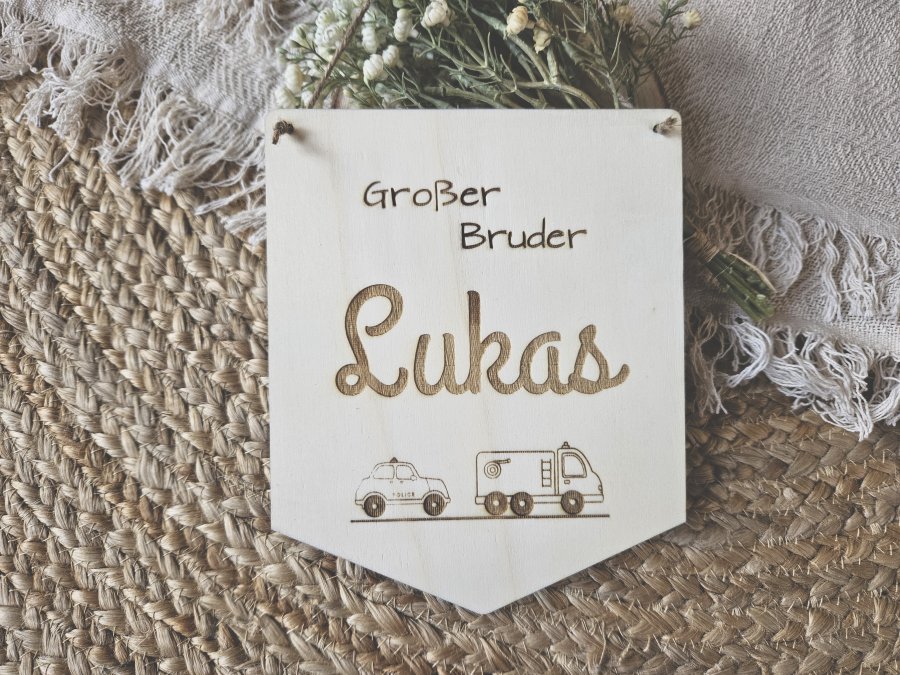 Holzschild Wimpel "Lukas" mit individueller Gravur aus Holz