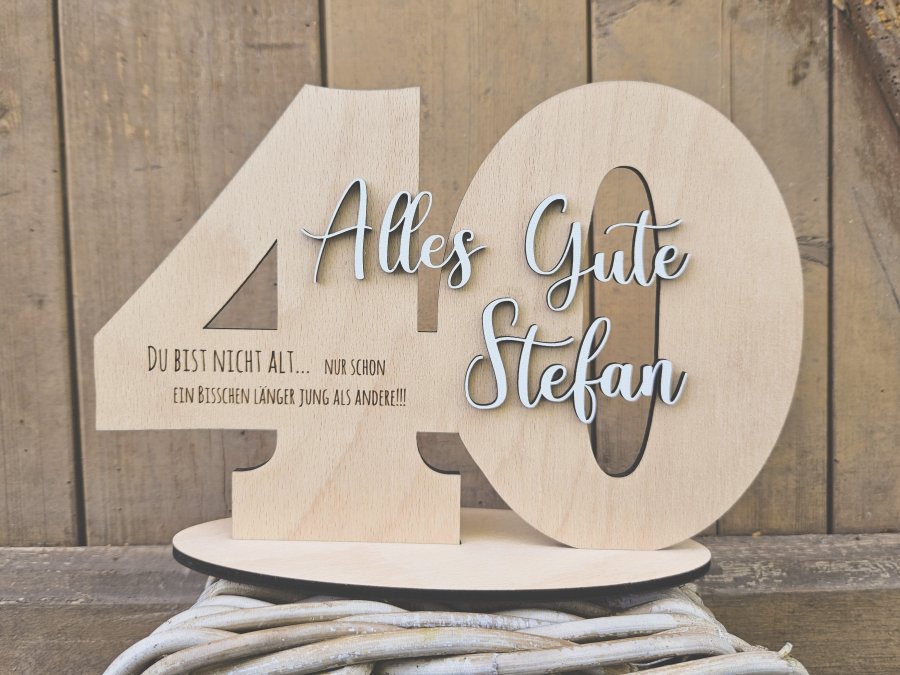 Holzschild mit Schriftzug "Geburtstag 1" und großer Zahl personalisiert