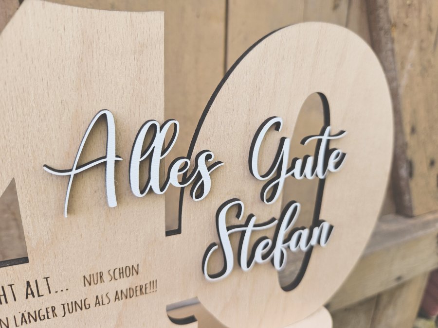 Holzschild mit Schriftzug "Geburtstag 1" und großer Zahl personalisiert