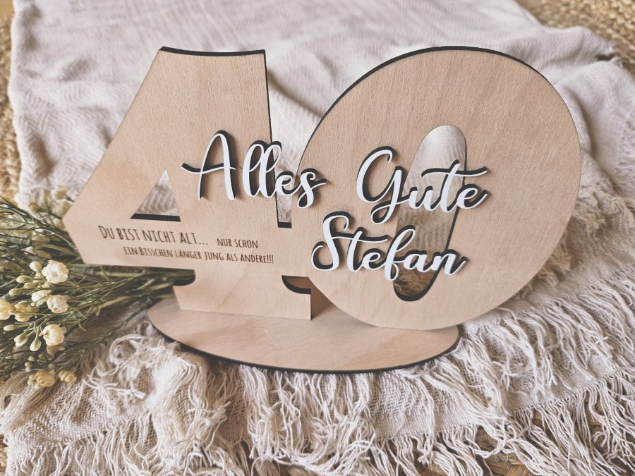 Holzschild mit Schriftzug "Geburtstag 1" und großer Zahl personalisiert