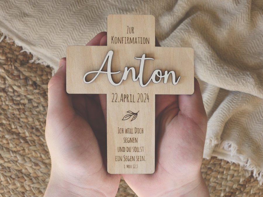 Kreuz Konfirmation mit individueller Lasergravur und Schriftzug "Anton"