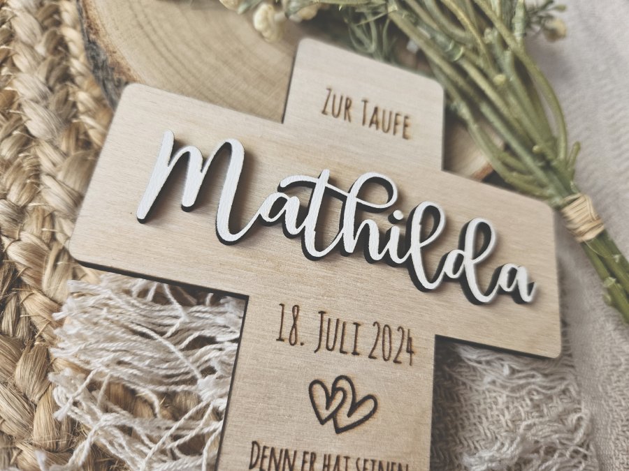 Kreuz Taufe mit individueller Lasergravur und Schriftzug "Mathilda"