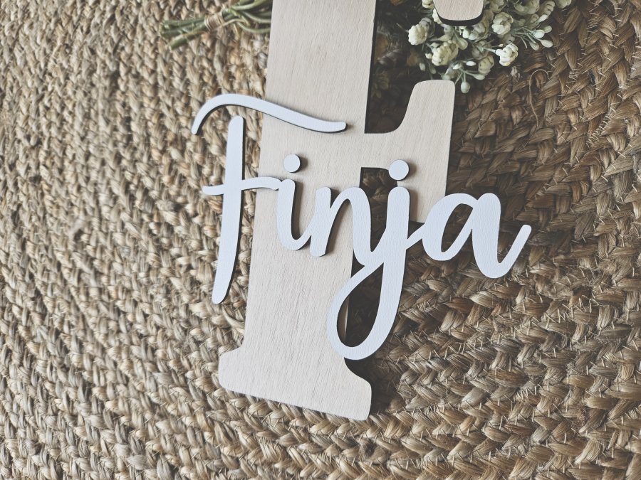 Namensschild Schriftzug Lasercut "Finja" mit großem Buchstaben