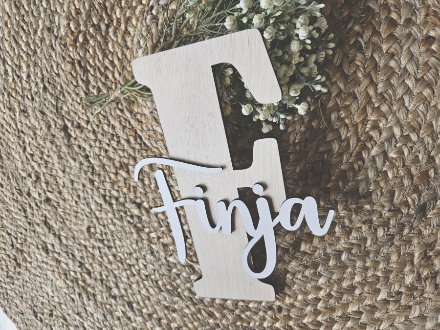 Namensschild Schriftzug Lasercut "Finja" mit großem Buchstaben