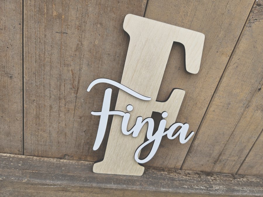 Namensschild Schriftzug Lasercut "Finja" mit großem Buchstaben