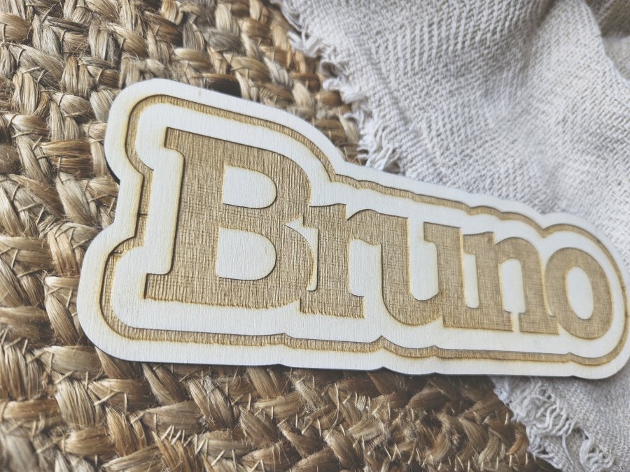 Namensschild Schriftzug mit gravierter Kontur "Bruno" aus Holz