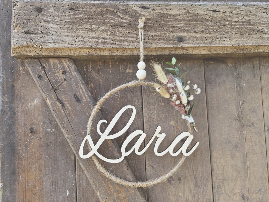 Namensschild "Lara" aus Holz mit Jute-Hoop und Trockenblumen