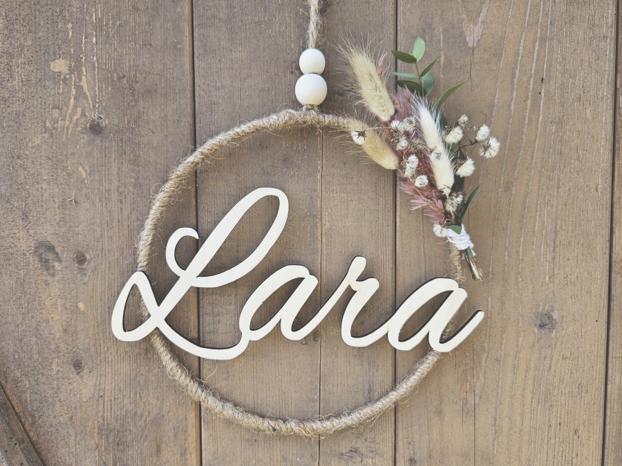 Namensschild "Lara" aus Holz mit Jute-Hoop und Trockenblumen